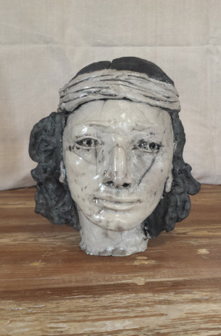 sculpture tête d'indien avec bandeau émaillé blanc fissure sur l'oeil et cheveux noir